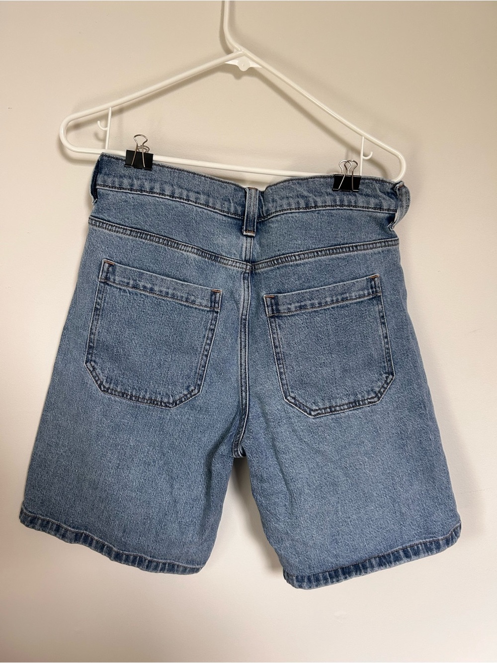 Hollister Men's Medium Wash Denim Jean Shorts - Picture 2 of 2